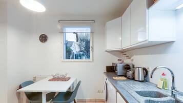 Réfrigérateur, micro-ondes, four, plaque de cuisson