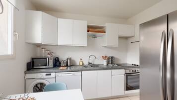 Réfrigérateur, micro-ondes, four, plaque de cuisson