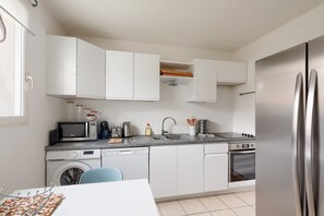 Fridge, microwave, oven, stovetop - Élégance Familiale - Confort & Jardin (Cormeilles-en-Parisis)