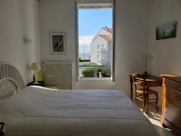 4 slaapkamers, een strijkplank/strijkijzer, wifi