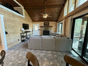 Smart TV, caminetto, videogiochi, lettore DVD