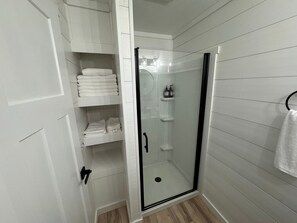 Shower, hair dryer, towels - The Sleeping Bear’s Lair | Powder Horn | Dogs OK (Deep Gap)