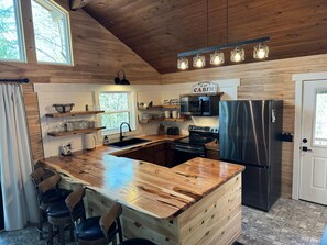 Fridge, microwave, oven, stovetop - The Sleeping Bear’s Lair | Powder Horn | Dogs OK (Deep Gap)
