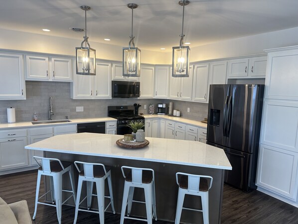 Kjøleskap, mikrobølgeovn, ovn og kokeplater