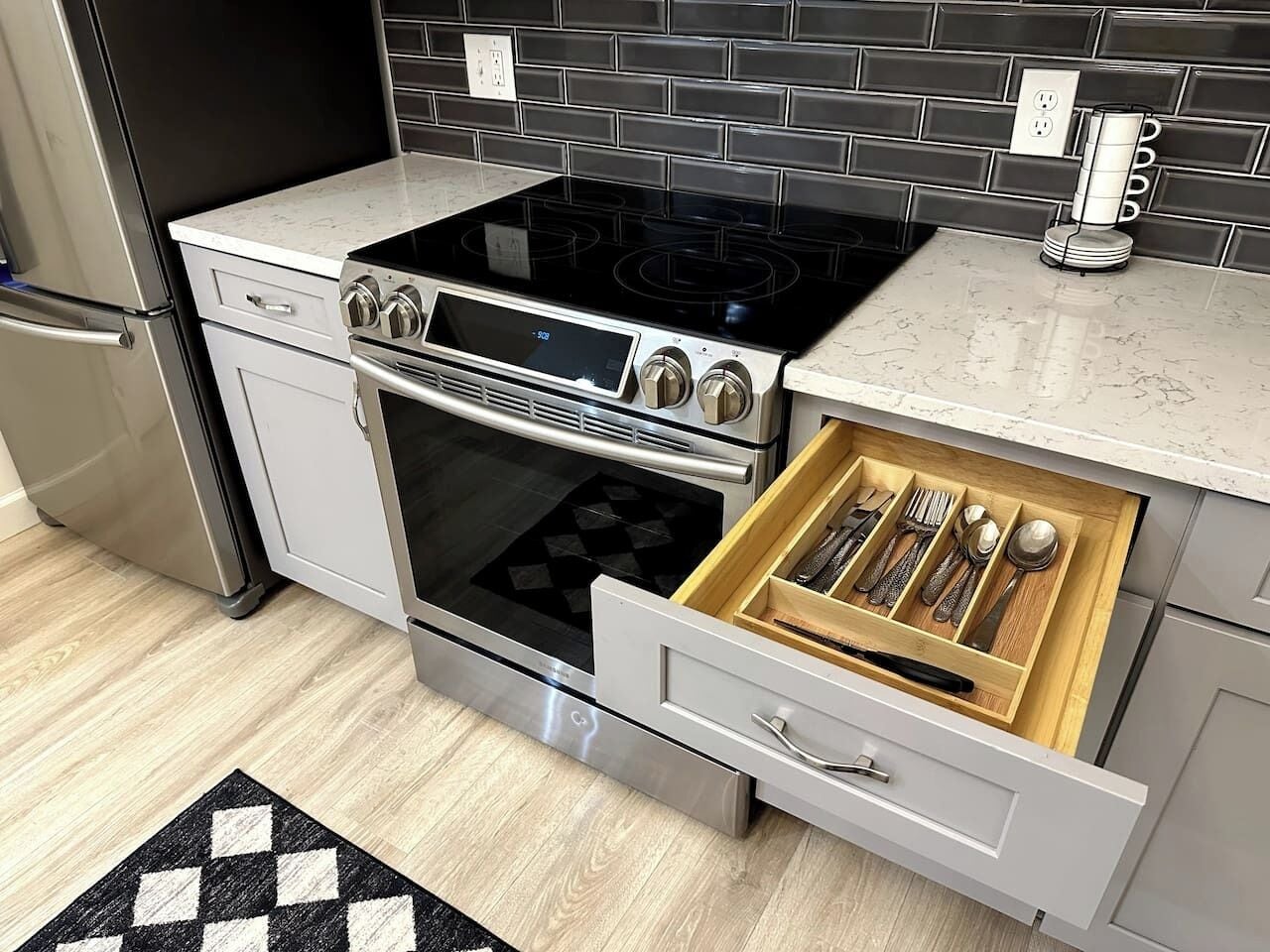 Cafetera y tetera, refrigerador, microondas y horno 
