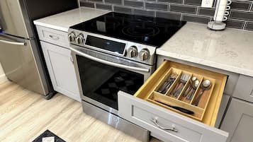 Cafetera y tetera, refrigerador, microondas y horno