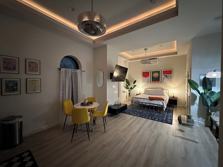 1 bedroom, iron/ironing board, free WiFi, bed sheets. Uptown Luxury Studio On The Square Downtown Bloomington