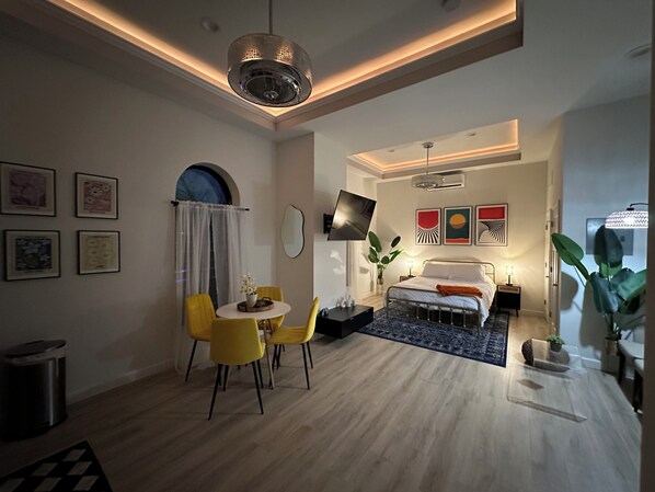 1 bedroom, iron/ironing board, free WiFi, bed sheets - Uptown Luxury Studio On The Square Downtown Bloomington (Bloomington)