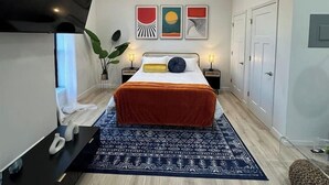 Iron/ironing board, free WiFi, bed sheets - Uptown Luxury Studio On The Square Downtown Bloomington (Bloomington)