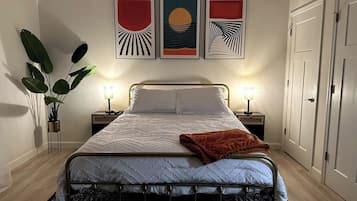 Tabla de planchar con plancha, wifi gratis y ropa de cama