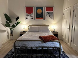 Tabla de planchar con plancha, wifi gratis, ropa de cama