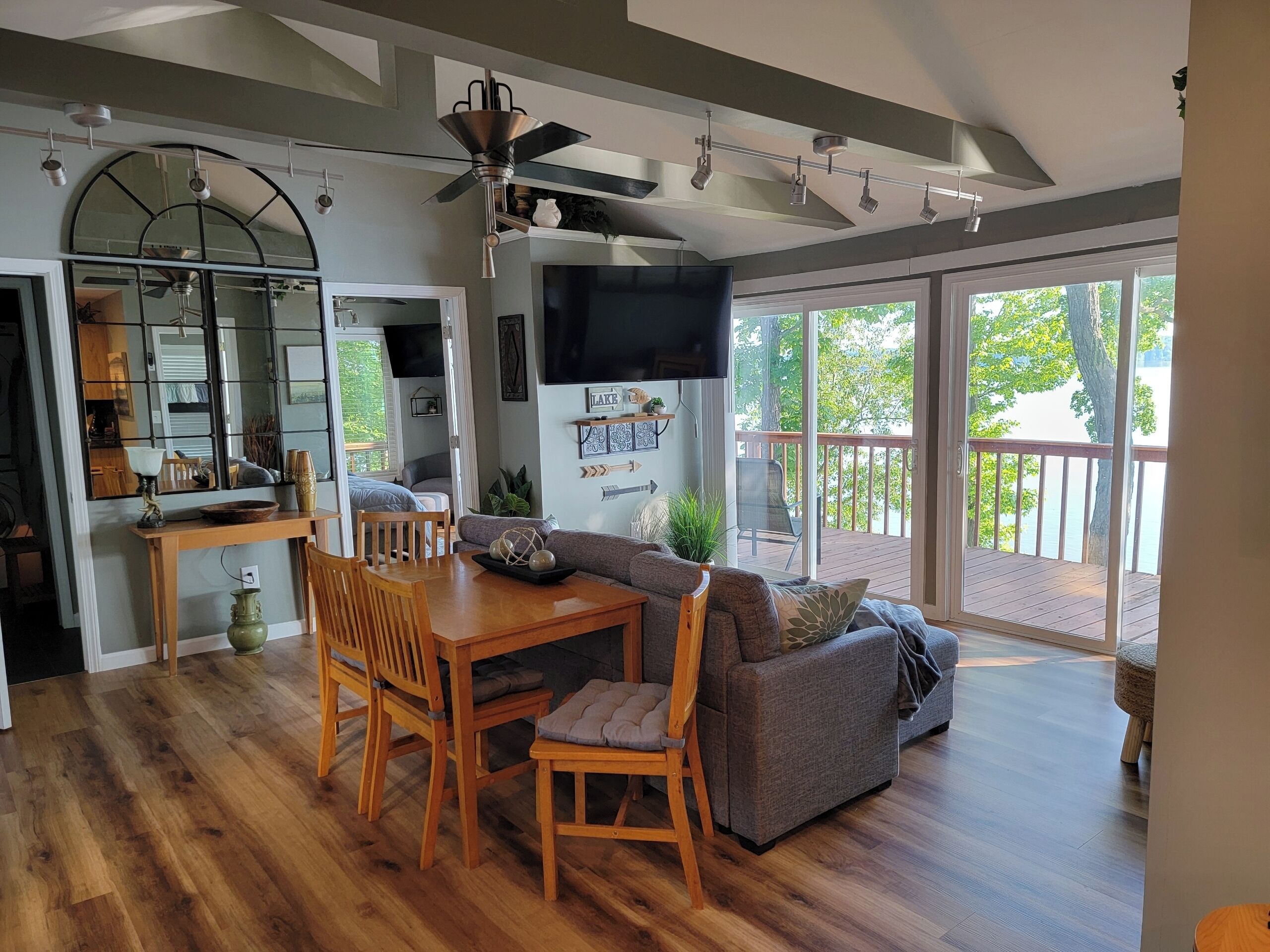 Smart-TV, Kamin, Bücher