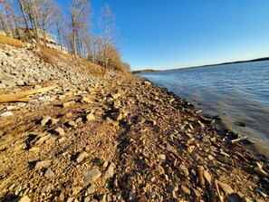 Sun loungers, beach towels - Lakeshore Cottage in Cadiz, Ky has waterfront panoramic views of Lake Barkley! (Cadiz)