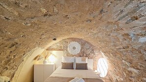 3 habitaciones, escritorio y tabla de planchar con plancha 