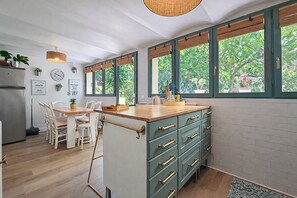 Four à micro-ondes, un four, lave-vaisselle, cafetière-théière