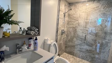 Douche, sĂšche-cheveux, serviettes fournies, savon