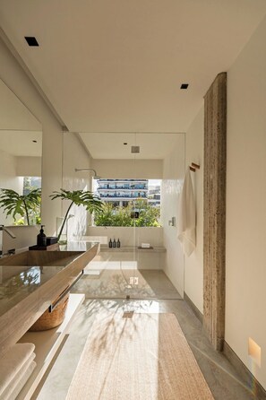 Standaard kamer, 1 kingsize bed (Premier King) | Badkamer | Een regendouche, een haardroger, pantoffels, handdoeken