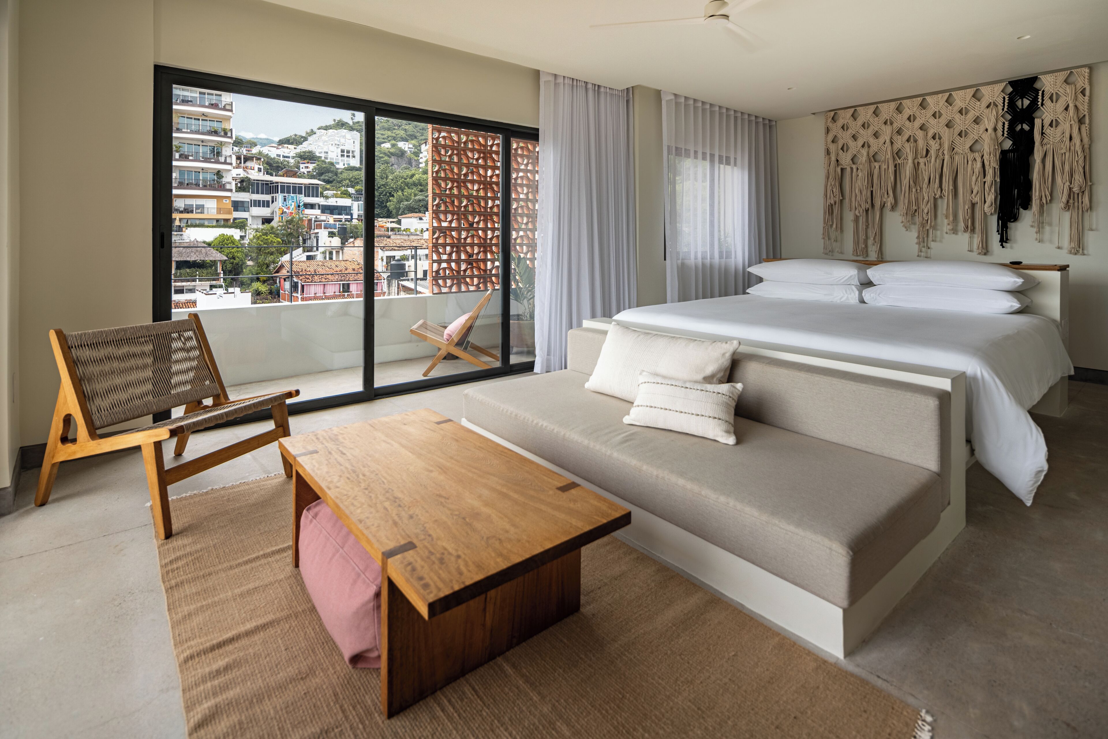 Habitación estándar, 1 cama King size (Deluxe King) | Sábanas de algodón egipcio, ropa de cama de alta calidad y minibar 