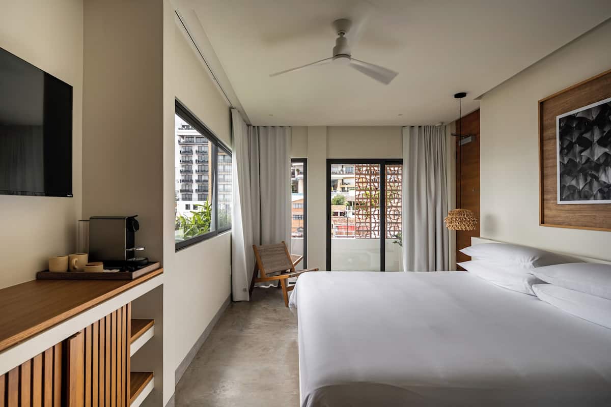Chambre Standard, 1 très grand lit (Corner King) | Draps en coton égyptien, literie de qualité supérieure, minibar