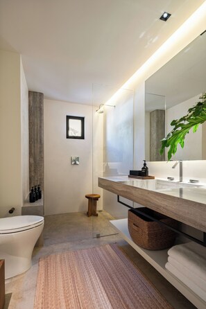 Superior suite, 1 kingsize bed (Suite) | Badkamer | Een regendouche, een haardroger, pantoffels, handdoeken