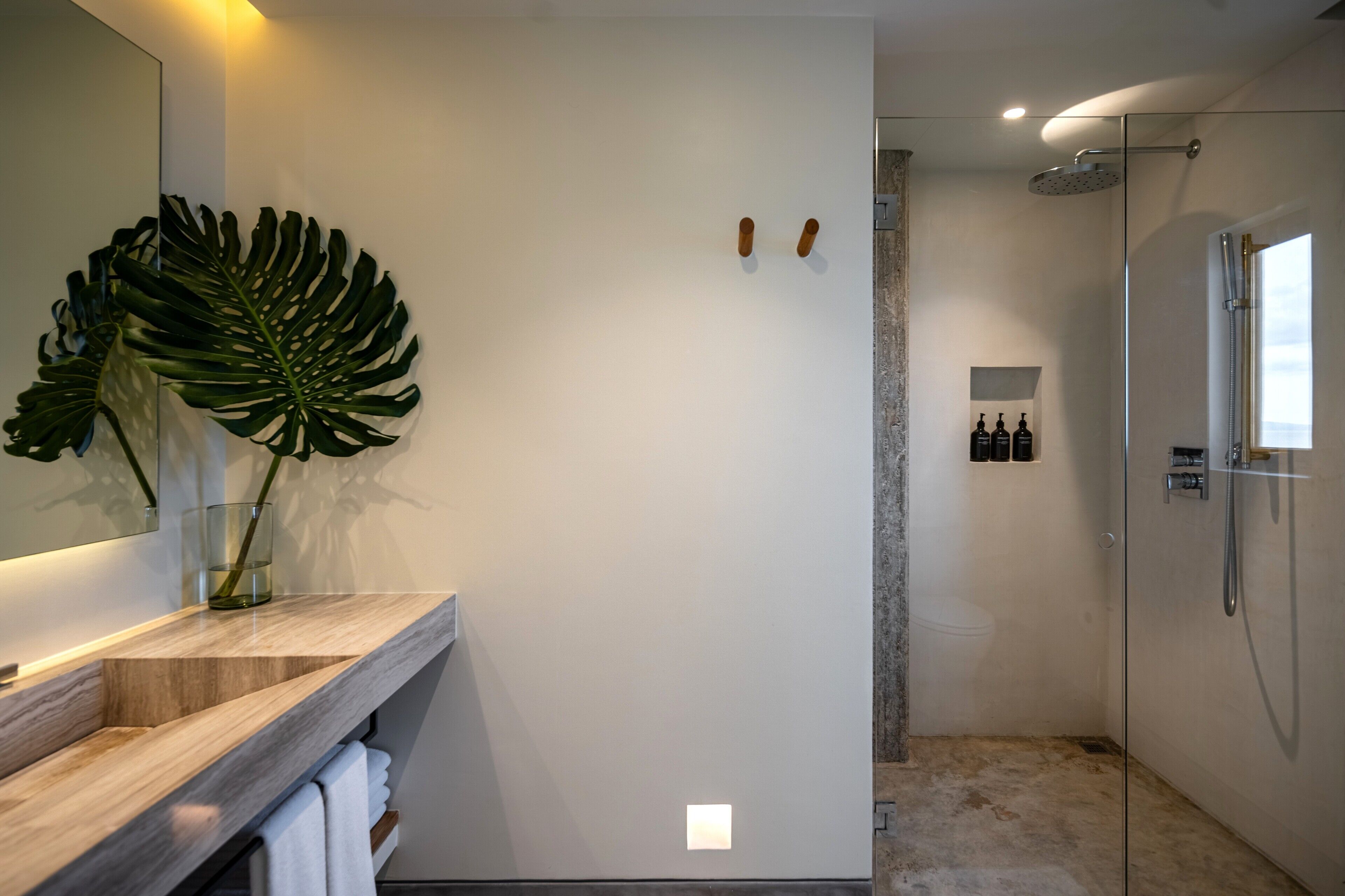 Chambre Standard, 1 très grand lit, vue océan (Tryst Oceanview King) | Salle de bain | Douche, douche à « effet pluie », sèche-cheveux, chaussons