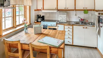 Fridge, oven, stovetop