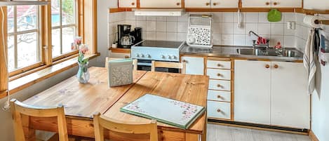 Fridge, oven, stovetop