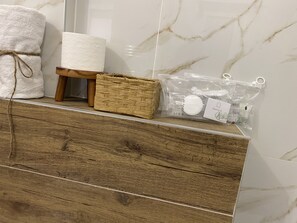 Dutxa, assecador de cabells, bidet i tovalloles