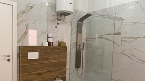 Dusj, hårføner, bidé og håndklær