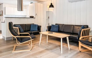 TV, fireplace, table football - Amazing home in Rømø with kitchen (Rømø)