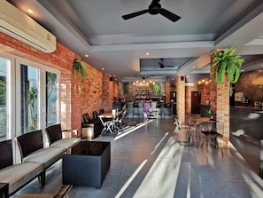 Un área de bar moderna con paredes de ladrillo, asientos y una barra.