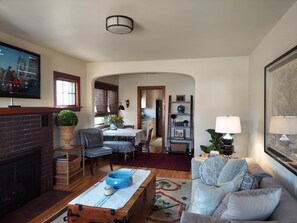 TV connectée, cheminée, livres