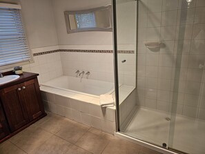 تجهيزات دش، مجففات شعر، مناشف، صابون
