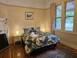 4 bedrooms, iron/ironing board, free WiFi, bed sheets