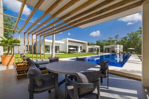 Outdoor dining - Luxury in Nature- pickleball, large Pool & Beach steps away (Quintana Roo)