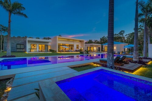 Luxury in Nature- pickleball, large Pool & Beach steps away