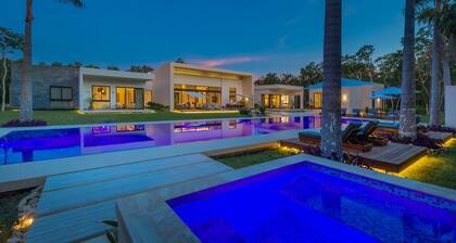 Luxury in Nature- pickleball, large Pool & Beach steps away