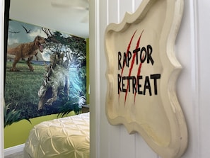 6 slaapkamers, een bureau, een strijkplank/strijkijzer, reisbedje