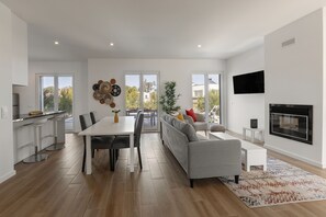 TV, fireplace - Villa Lagoa - Private Pool (Óbidos)