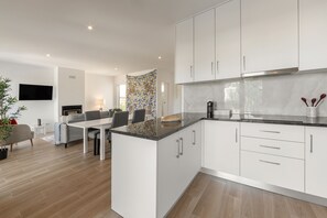 Fridge, microwave, oven, stovetop - Villa Lagoa - Private Pool (Óbidos)