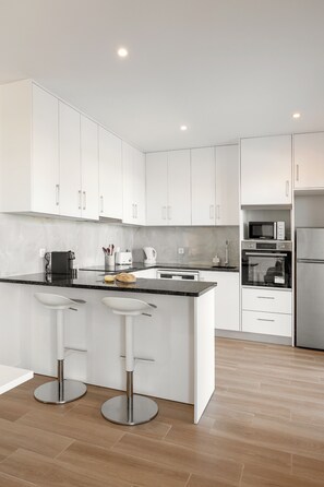 Geladeira, micro-ondas, fogão, cooktop