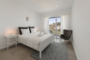 4 quartos, ferros/tábuas de passar roupa, berço de viagem