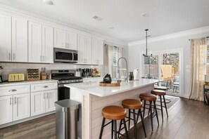 Køleskab, mikrobølgeovn, ovn, kogeplade