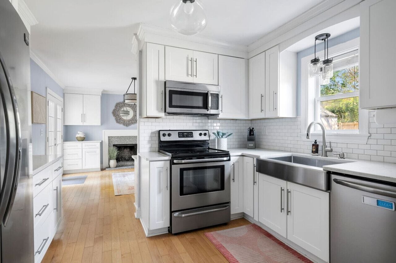 Kylskåp, mikrovågsugn, ugn och spishäll