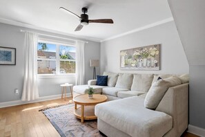 TV, fireplace - Great Location! 3BR Townhome in Mt. Pleasant (Mount Pleasant)