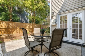 Outdoor dining - Great Location! 3BR Townhome in Mt. Pleasant (Mount Pleasant)