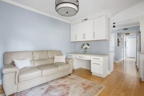 TV, fireplace - Great Location! 3BR Townhome in Mt. Pleasant (Mount Pleasant)