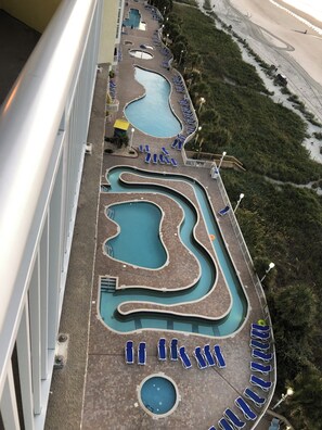 Inomhuspool och utomhuspool
