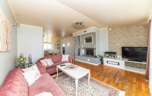 Smart TV - Awesome apartment in Kastel Gomilica (Kastel Gomilica)