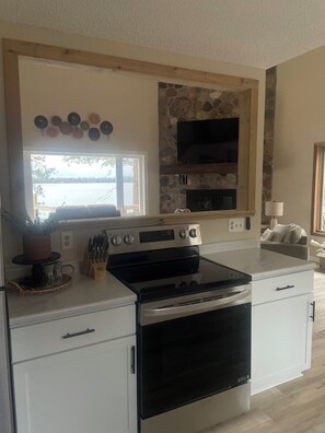 冷蔵庫、電子レンジ、オーブン、コンロ